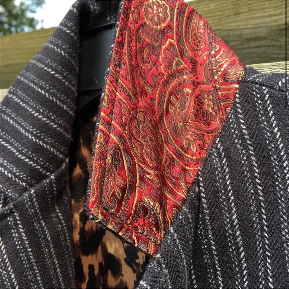 On trend CAbi striped suit jacket with fun details - Picture 2 of 4